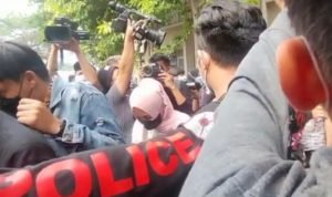 Polda Metro Jaya Gerebek Kantor Pinjol di Kecamatan Cipondoh