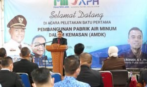Bupati Nanang Hermanto Melakukan Peletakan Batu Pertama pembangunan Pabrik Air Mineral di Kalianda