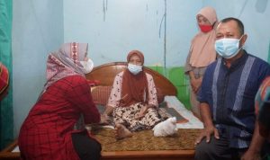 Bunda Winarni Berikan Bantuan Penderita Diabetes di Kecamatan Sidomulyo