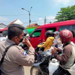 Polsek Ciruas Sosialisasikan dan Bagikan Masker Gratis di Posko