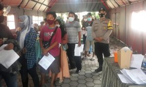 Giat Vaksinasi, Bhabinkamtibmas Polsek Cikande Polres Serang Laksanakan Pengamanan di Puskesmas