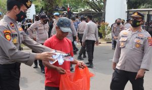 Pasca Unras, Kabid Humas dan Personel Bersihkan Area dari Sampah Berserakan