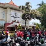Geruduk DPRD Kota Surabaya, Warga Desak Cabut Konsesi PT. KAI