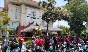 Geruduk DPRD Kota Surabaya, Warga Desak Cabut Konsesi PT. KAI