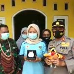 Kapolsek Cikeusal Polres Serang Sambangi Kediaman Penyumbang Medali Emas PON XX Papua