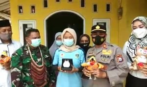 Kapolsek Cikeusal Polres Serang Sambangi Kediaman Penyumbang Medali Emas PON XX Papua