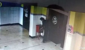 Aksi Pencurian Kotak Amal Terekam CCTV, Modusnya Pura-pura Wudhu