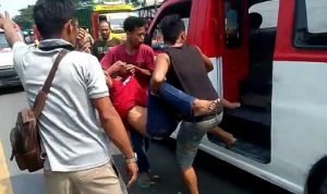 Sempat Kabur, Sopir Angkot Tabrak Sopir Truk yang Sedang Pasang Ban