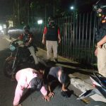 Polisi Menghukum Push Up Dua Remaja Bandel