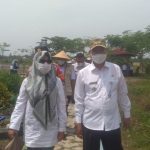 Tim Pelaksana Lapangan dan Dinas Pertanian Memberikan Penyuluhan ke Petani