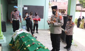 Turut Berduka Cita Kapolres Serang Melayat ke Kediaman Anggotanya yang Meninggal Dunia