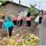 Kades Sukabakti Naman Semangat Jumsih Membersihkan Lingkungan Desa Sukabakti