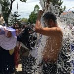 Protes Banjir Rob Tak Bisa Diselesaikan, Warga Belawan Demo Disertai Aksi Mandi Air Laut