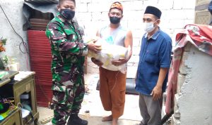 Babinsa Koramil 0602-21/ Kopo Jawilan Beri Bantuan Sembako ke Warga Korban Angin Puting Beliung