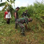 Kegiatan Dansubsektor 05, Serda Riawanto Bersihkan Bantaran Sungai Citarum