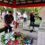 Jelang HUT Minahasa, Wabup RD Ziarah Serta Tabur Bunga Ke Makam Mantan Bupati dan Wabup