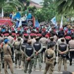 Tuntut Kenaikan UMK dan UMP, Aksi Buruh Demo di Kantor Bupati Tangerang