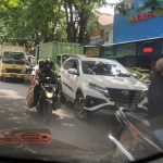 Aktivitas Bongkar Muat Barang di Jalan Raya Kutabumi, Timbulkan Kemacetan