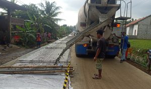 Proyek Peningkatan Jalan Cigaru – Nyakra Majenang Mulai Dicor
