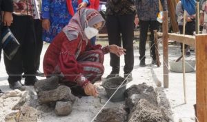 Peletakan Batu Pertama Pembangunan Perumahan Swadaya Oleh Bunda Winarni
