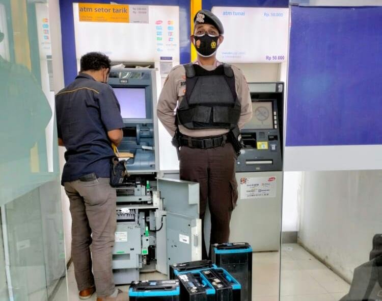 Satsamapta Polres Serang Polda Banten Melaksanakan Pengawalan Pengisian ATM 1 IMG 20211113 WA0001
