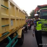 Truk Tanah Pecah Ban di Perempatan Sentul, Strong Point Satlantas Polres Serang, Urai Kemacetan