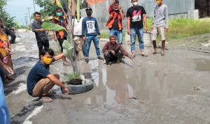 Warga Bekasi Tanam Pohon Pisang di Jalan yang Rusak