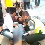 Cepat dan Tanggap, Anggota Satlantas Polres Serang Evakuasi Korban Lakalantas