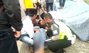 Cepat dan Tanggap, Anggota Satlantas Polres Serang Evakuasi Korban Lakalantas