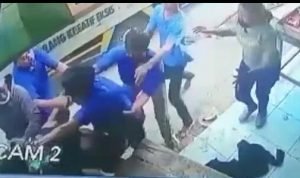 Diduga Gara – gara Cewek, Seorang Pemuda Dikeroyok Teman Kerjanya, Aksinya Terekam CCTV 