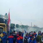 Tuntut Revisi UMK, Buruh Terobos Kantor Gubernur Banten