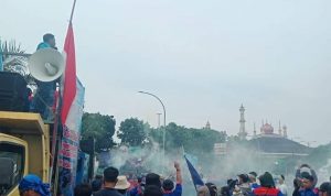 Tuntut Revisi UMK, Buruh Terobos Kantor Gubernur Banten