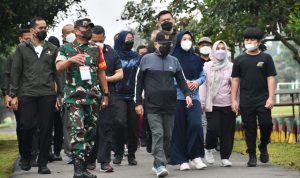 Pangdam II/Swj Dampingi Wapres RI Olahraga Pagi di Markas Yonif 143/TWEJ