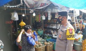 Kapolres Bitung Turun Langsung ke Pasar Girian, Himbau Masyarakat Patuhi Prokes
