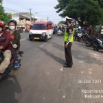 Ada Pekerjaan Gorong Gorong, Anggota Satlantas Polres Serang Laksanakan Gatur Arus Lalin Cegah Macet di Simpang Sentul