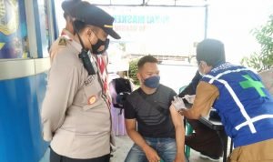 Pospam Ciujung Polres Serang Laksanakan Vaksinasi dan Tes Antigen Bagi Pengendara