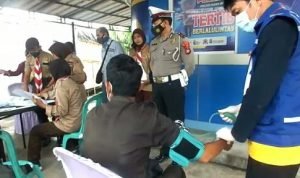 Cek Aplikasi Pedulilindungi, Pospam Ciujung Polres Serang Lakukan Vaksinasi dan Test Swab Gratis Bagi Pengendara