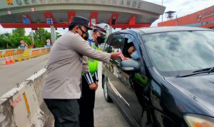 Personel Pospam Interchange Polres Serang Laksanakan Cekpoint dan Bagi Masker