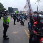 Anggota Satlantas Polres Serang Lakukan Pengaturan Lalu Lintas Kendaraan yang Dilalui Massa Unras Buruh
