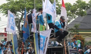 Satbrimob Polda Banten Lakukan Pengamanan Unjuk Rasa Aliansi Buruh di Plotingan Pintu 2 KP3B