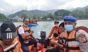 Satu Orang Jatuh Dari Kapal, Ditpolairud Polda Banten Bersama Tim SAR Lakukan Pencarian