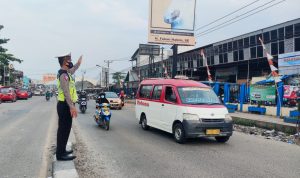 Polsek Ciruas Melaksanakan Pengaturan Lalin di Perempatan Lampu Merah Ciruas 