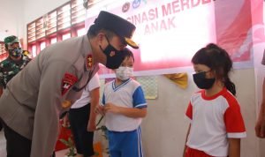 Kapolda Sulut Tinjau Vaksinasi Serentak di SD Negeri 69 Manado