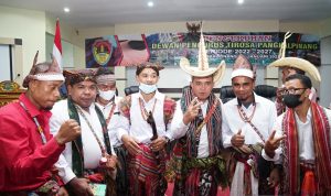 Lantik Pengurus Keluarga TIROSA Pangkalpinang, Wali Kota Kenakan Topi Khas Pulau Rote