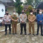 Kapolsek Cikeusal Dampingi Kapolres Tinjau Pelaksanaan Vaksinasi di Kantor Kecamatan 