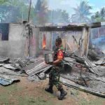 Babinsa 1302-16/Tumpaan bersama Petugas Damkar Minsel Jinakan si Jago Merah