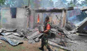 Babinsa 1302-16/Tumpaan bersama Petugas Damkar Minsel Jinakan si Jago Merah