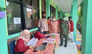 Polsek Pasarkemis Pantau Vaksinasi Ratusan Pelajar di SDN 1 Kuta Baru