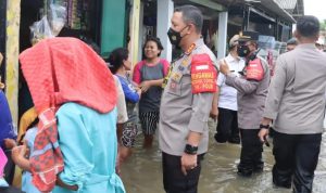 Kapolres Metro Tangerang Kota Tinjau Korban Banjir di Desa Laksana Kecamatan Pakuhaji