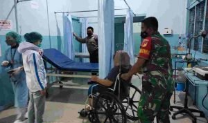 Babinsa Amran Menolong Seorang Ibu Sedang Hamil Tua ke Rumah Sakit